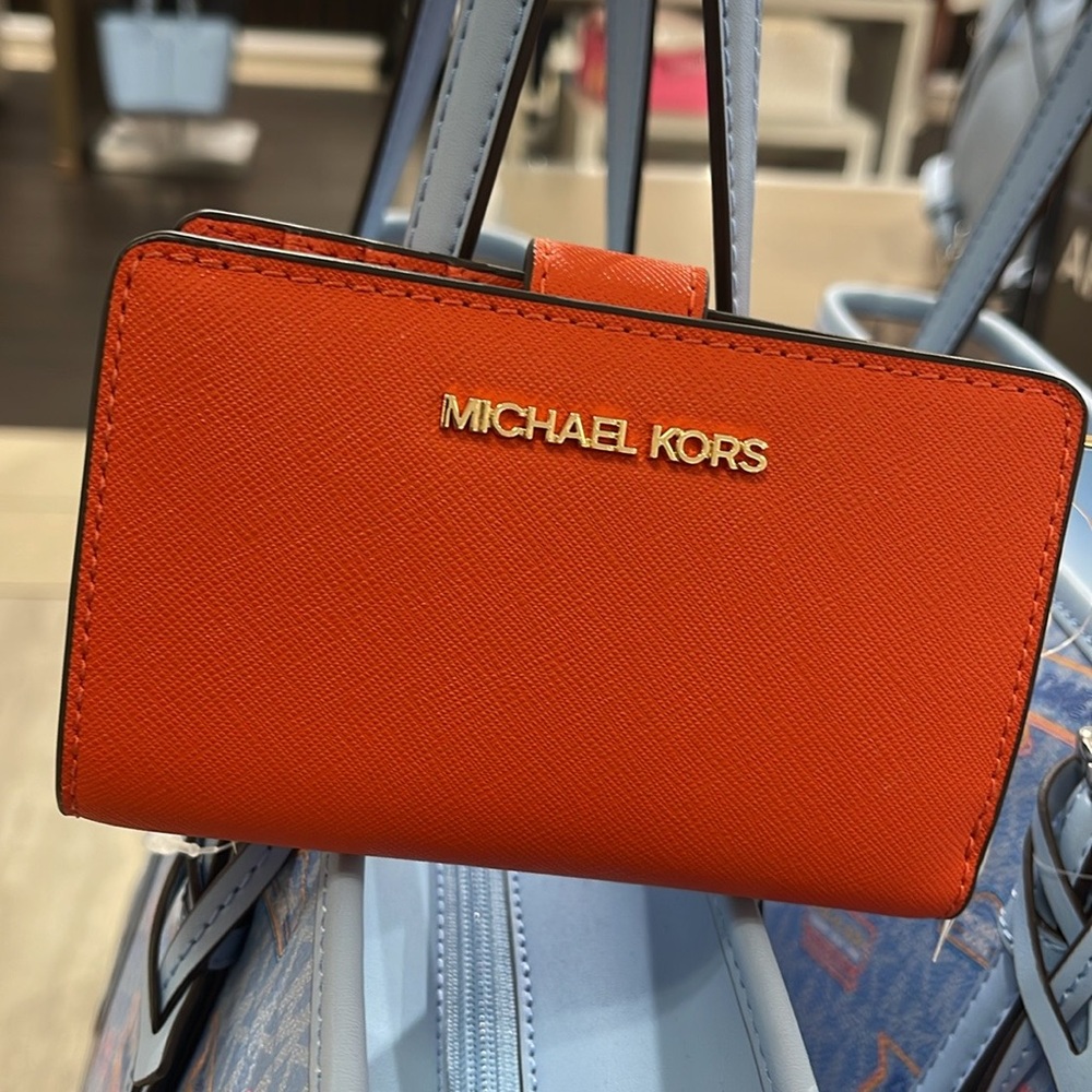 Michael Medium Crossgrain Leather Bifold Wallet
Red Clay 
NWT - Picture 6 of 16